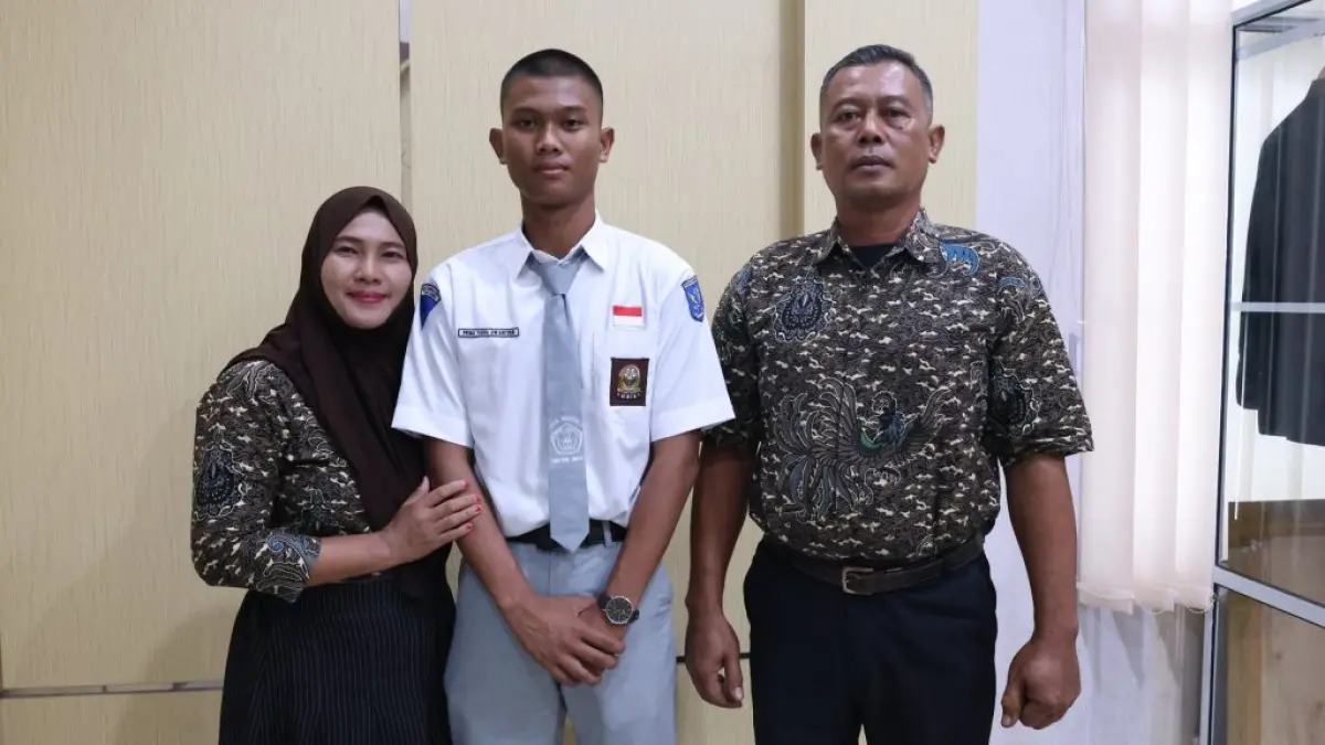 PASKIBRAKA: Siswa SMAN 1 Simpang Empat, Prima Yudha Dwiantono, berfoto bersama orang tuanya usai terpilih mewakili Kalsel pada seleksi Paskibraka tingkat nasional 2026. (Foto: Bakesbangpol Tanah Bumbu)