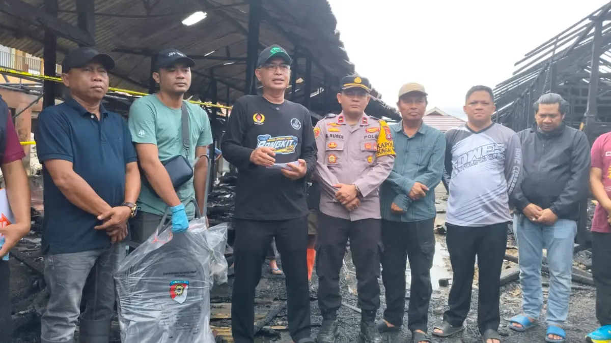 PEDULI:Wakil Bupati HSU, Hero Setiawan atau yang akrab disapa Iwan Alabio meninjau langsung lokasi kebakaran Pasar Alabio di Desa Sungai Sandung Hulu, RT 04, Kecamatan Sungai Pandan, Kamis (14/5/2026).(Foto: Pemkab HSU)&nbsp;