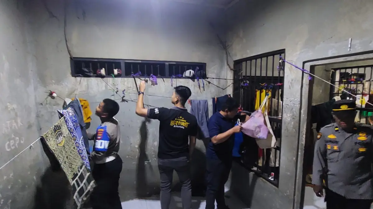 PEMERIKSAAN: Personel Polsek Banjarmasin Timur melakukan razia dan pemeriksaan ruang tahanan.