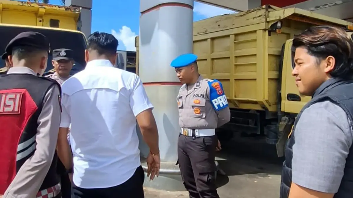 PENGAWASAN BBM: Personel Polres Balangan saat melakukan pengecekan stok dan memantau antrean kendaraan di salah satu SPBU guna memastikan distribusi BBM bersubsidi berjalan aman dan tepat sasaran.