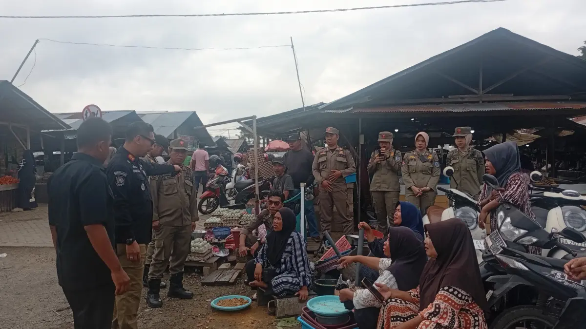 RELOKASI: Satpol PP HSS merelokasi para pedagang yang berjualan di area tanpa izin. (Foto: M. Padil Ihsan/Radar Banjarmasin)&nbsp;