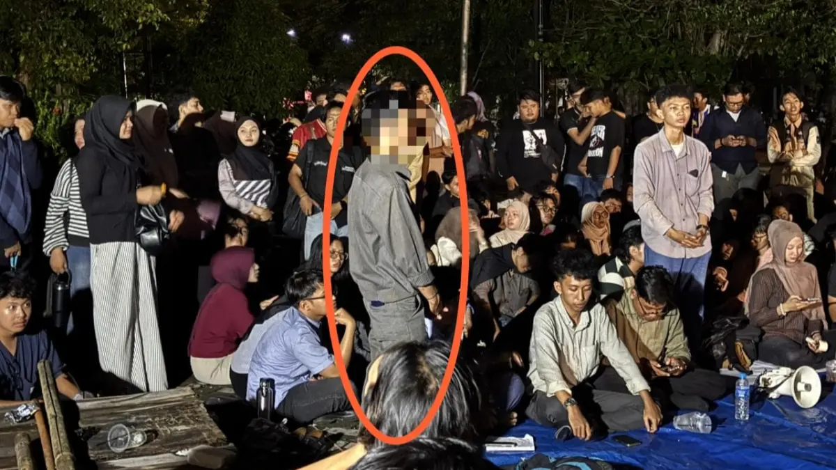 DIDESAK: Forum terbuka yang disiarkan langsung di TikTok mendesak klarifikasi dari Ketua BEM berinisial Z (dilingkari merah) di salah satu kampus ternama di Banjarmasin. Z dituding melakukan dugaan kekerasan seksual verbal terhadap mahasiswi berinisial C. (Foto: Zulvan Rahmatan/Radar Banjarmasin)