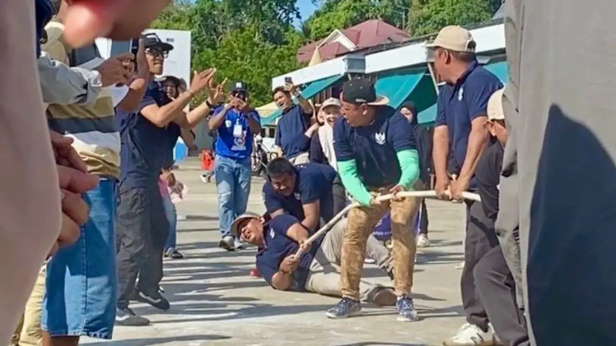 SERU: Peserta sampai terseret saat lomba tarik tambang di Siring Laut Kotabaru.&nbsp;