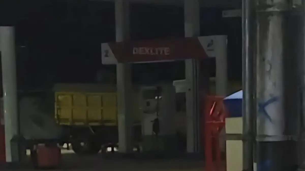 VIRAL: Tangkapan layar SPBU Gambah melayani pengisian solar malam hari. (Sumber video Netizen)