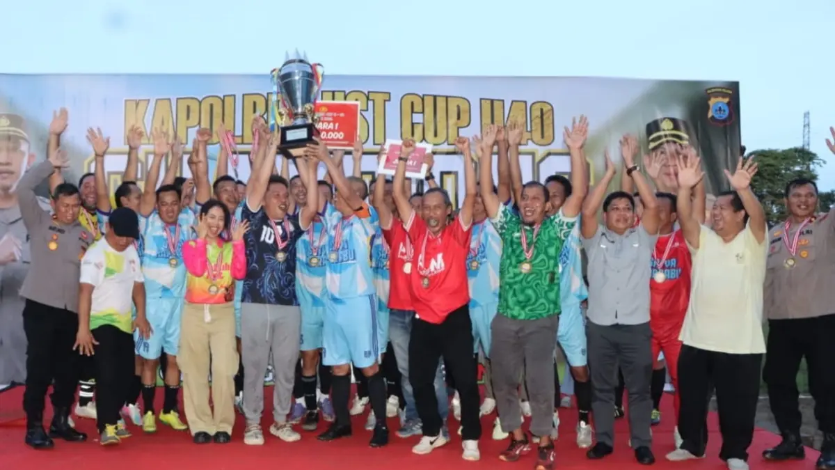ANGKAT PIALA: Tim PJM Polres mengangkat piala turnamen sepak bola Kapolres HST Cup U-40. (Foto: Humas Polres HST).