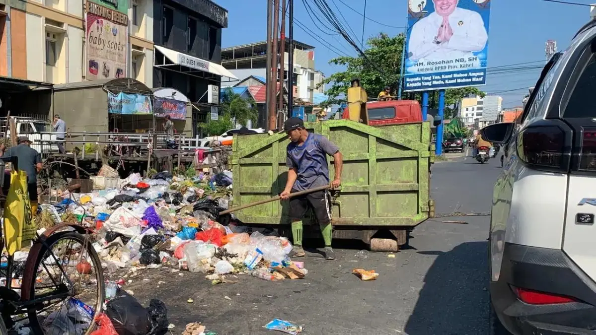 KEBERSIHAN: Retribusi sampah menjadi penyumbang terbesar PAD sementara di Banjarmasin. (Foto: Endang Syarifuddin/Radar Banjarmasin)