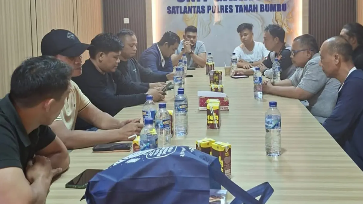 MEDIASI: Keluarga korban dan pihak pengemudi mengikuti mediasi terkait kecelakaan maut di Unit Gakkum Satlantas Polres Tanah Bumbu.