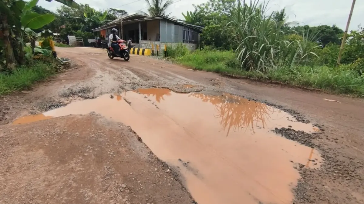  MEMBAHAYAKAN: Kondisi kerusakan Jalan Ki Hadjar Dewantara di Desa Cindai Alus, Kabupaten Banjar. Diduga akibat aktivitas truk pengangkut material tanah merah (Foto; FADLAN ZAKIRI/RADAR BANJARMASIN)