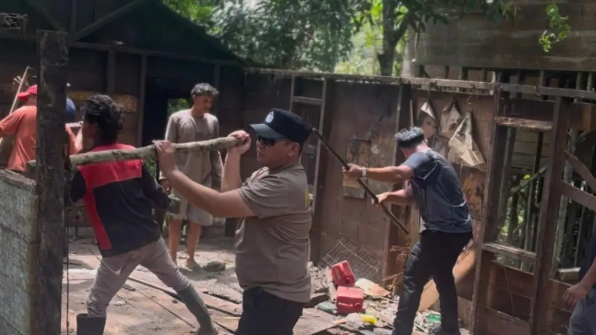 MEREHAB: Gotong royong warga bersama anggota kepolisian merehab rumah tidak layak huni milik pasangan lansia di Desa Paramasan Bawah, akhir April 2026 lalu. (POLRES BANJAR)