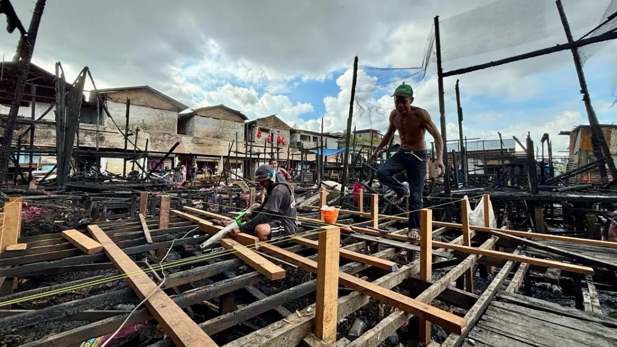 MOHON PENGERTIAN: Para pedagang Pasar Harum Manis Banjarmasin membangun lapak sementara di lokasi bekas kebakaran. (Foto: Zulvan Rahmatan/Radar Banjarmasin)