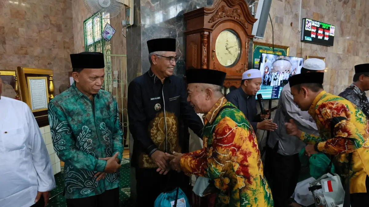 MOMEN: Wakil Bupati HSU, Hero Setiawan dan unsur Forkopimda melepas keberangkatan Jamaah Haji Kabupaten HSU Kloter 16 di Masjid Agung At-Taqwa, Kamis (14/5/2026).(Foto: Pemkab HSU)&nbsp;