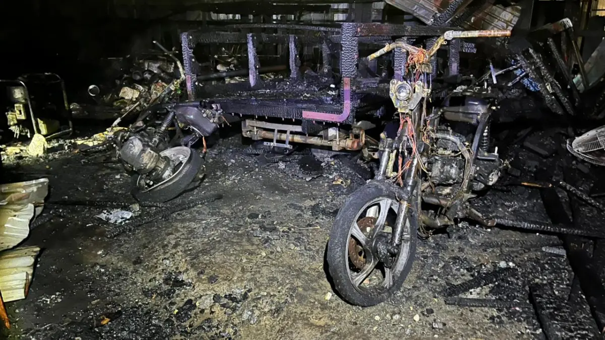 MOTOR IKUT TERBAKAR: Kebakaran hebat melanda sebuah gudang kayu yang dijadikan kamar santri Pondok Pesantren Karamatul Aulia, Jumat (15/5/2026) dini hari.