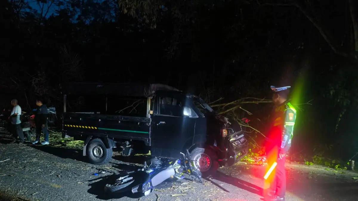 NAHAS : Petugas dari Satlantas Polres Tala melakukan olah TKP di lokasi kecelakaan maut di Desa Jorong, Kecamatan Jorong pada Jumat (15/5/2026) dini hari. (Foto : Polsek Jorong untuk Radar Banjarmasin)