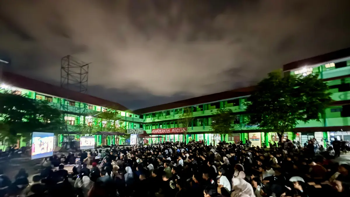 PADAT: ratusan orang nonton bareng dokumenter film Pesta Babi di halaman Uniska MAB Banjarmasin. (Zulvan Rahmatan/Radar Banjarmasin)
