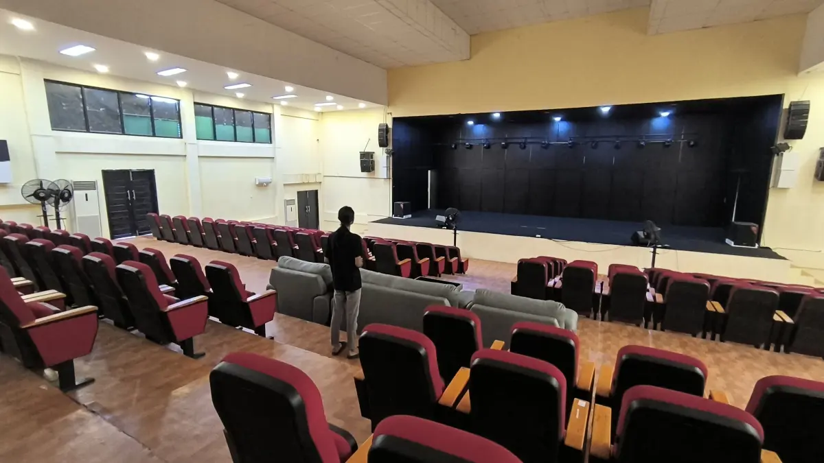 RUANG EKSPRESI: Kondisi panggung utama di dalam Gedung Budaya Garuda Maharam yang kini masuk dalam daftar identifikasi perawatan. (M Dirga/ Radar Banjarmasin)