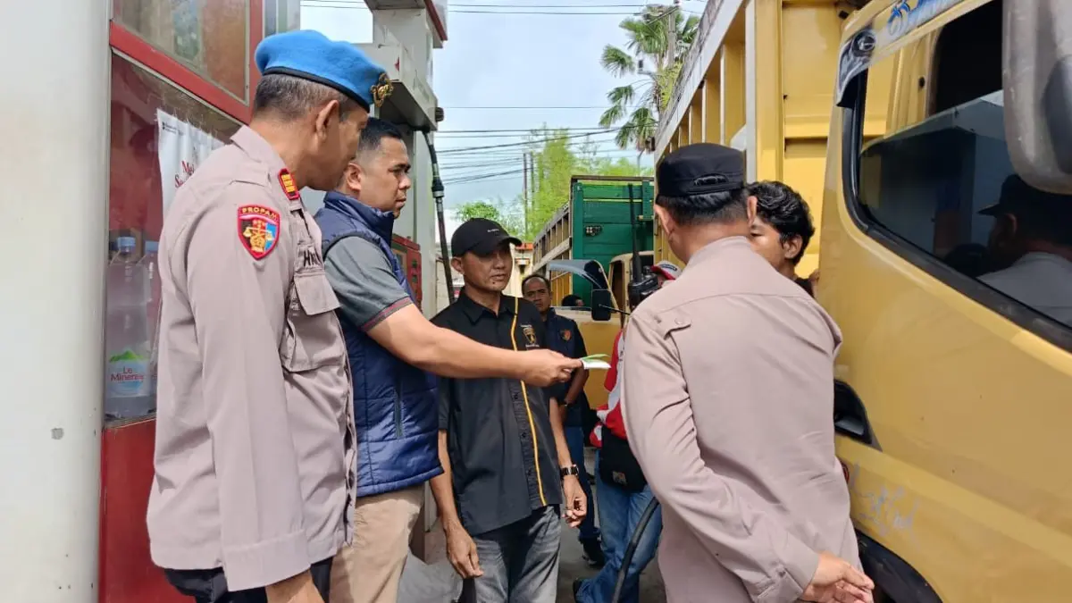 TANYAI SOPIR: Jajaran Polres Banjarbaru saat melakukan sidak ke SPBU di Banjarbaru.