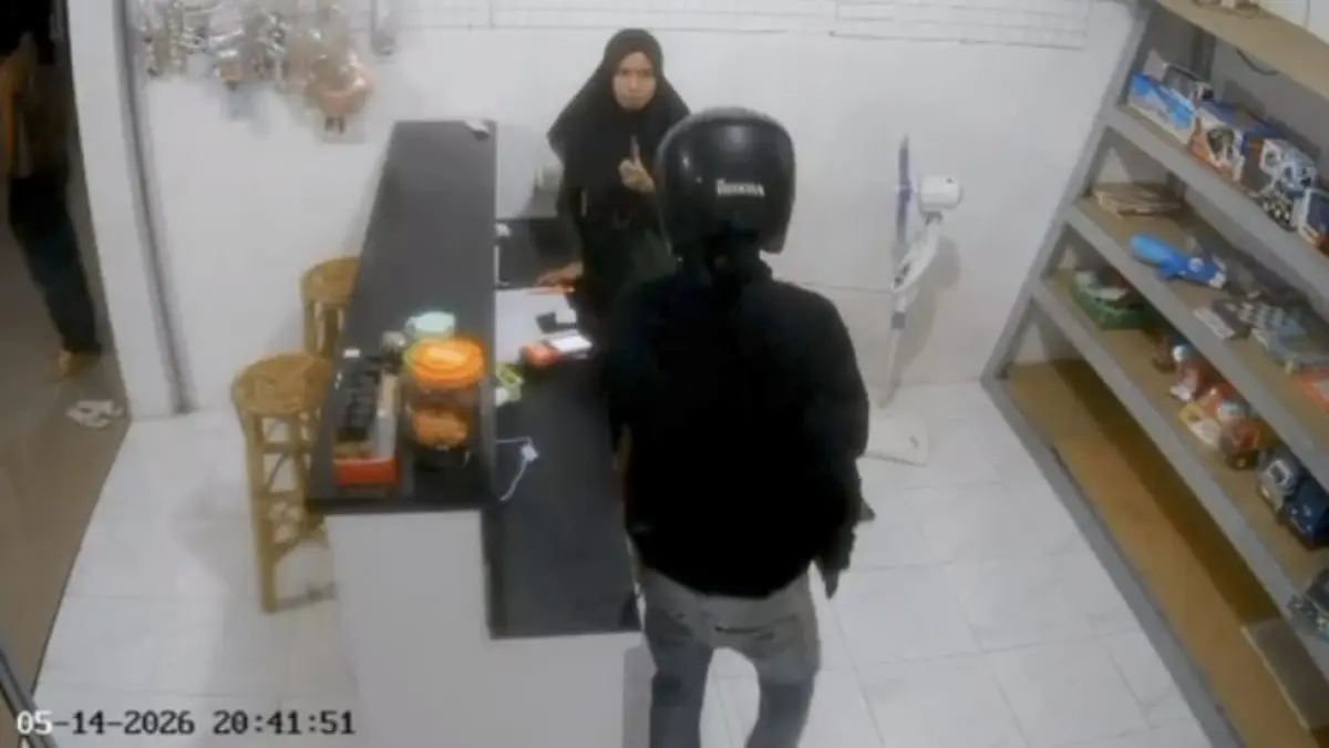 TEREKAM CCTV: Seorang pria diduga pelaku percobaan perampokan terekam kamera pengawas saat masuk ke agen Brilink di Desa Bulurejo, Kecamatan Mantewe.