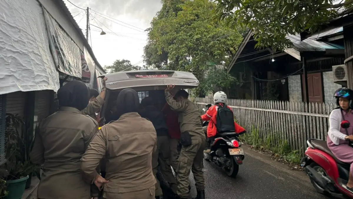 AGRESIF: Pengamanan ODGJ oleh personel Satpol PP Banjarmasin di Jalan Simpang Jahri Saleh, Sungai Jingah, Banjarmasin Utara. (Zulvan Rahmatan/Radar Banjarmasin)