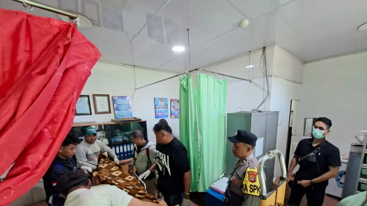 DIDUGA SAKIT: Personel Polsek Bati-Bati mengecek informasi ditemukannya mayat seorang laki-laki dalam toilet sebuah perusahaan di Desa Liang Anggang, Kecamatan Bati-Bati, Sabtu (16/5/2026). (Foto : Polsek Bati-Bati untuk Radar Banjarmasin).