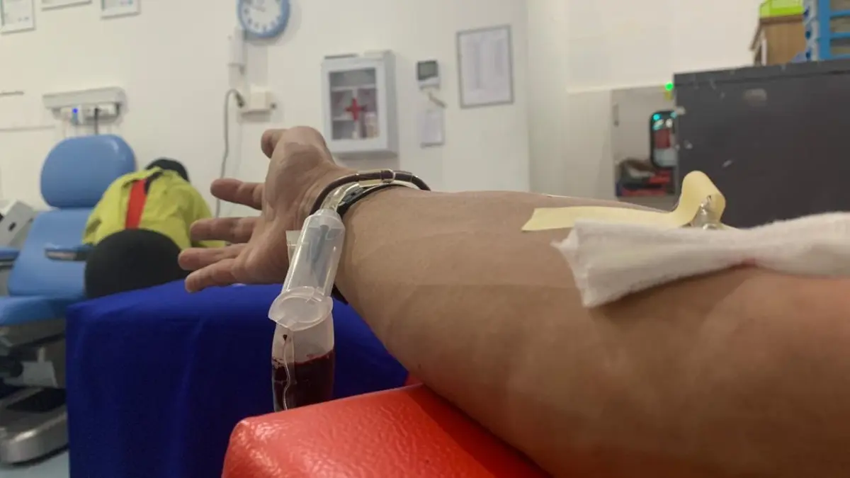 PEMERIKSAAN KESEHATAN: Dokter dan perawat Klinik Paripurna Lapas Kelas IIA Banjarmasin melakukan pemeriksaan kesehatan jantung menggunakan alat EKG terhadap warga binaan sebagai langkah deteksi dini gangguan kesehatan.
