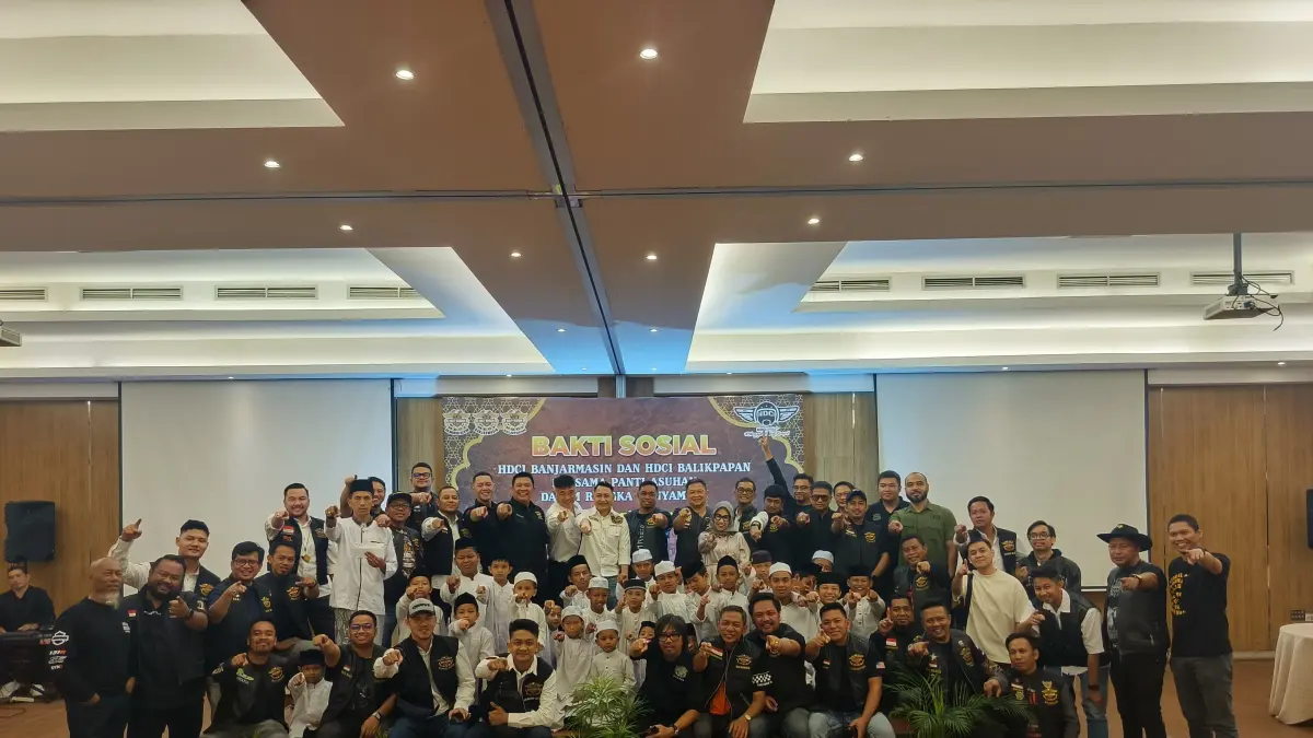 Anggota HDCI Banjarmasin dan HDCI Balikpapan berfoto bersama dalam rangkaian HUT Anniversary HDCI ke-36 di Banjarmasin. Kolaborasi perdana dua chapter Kalimantan ini diisi dengan kegiatan bakti sosial menyantuni anak-anak di Panti Asuhan Harapan dan Panti Asuhan Putri Nur Azizah. (M Idris Jian Sidik)