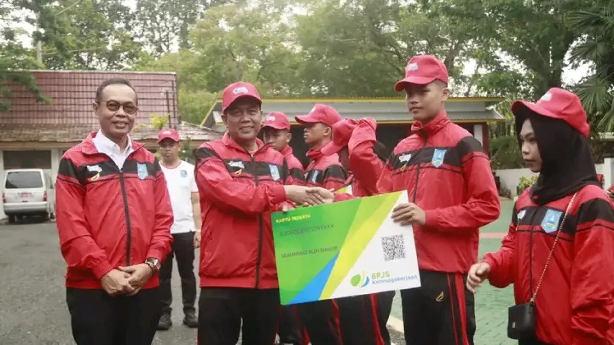 ATLET: Penyerahan secara simbolis BPJS Ketenagakerjaan kepada atlet oleh Bupati HSS. (Foto: KOMINFO HSS)&nbsp;