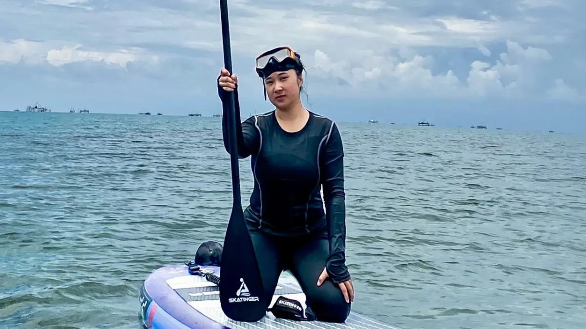 BERMAIN: Dewi saat memainkan Paddle Board di atas laut Sarang Tiung.&nbsp;
