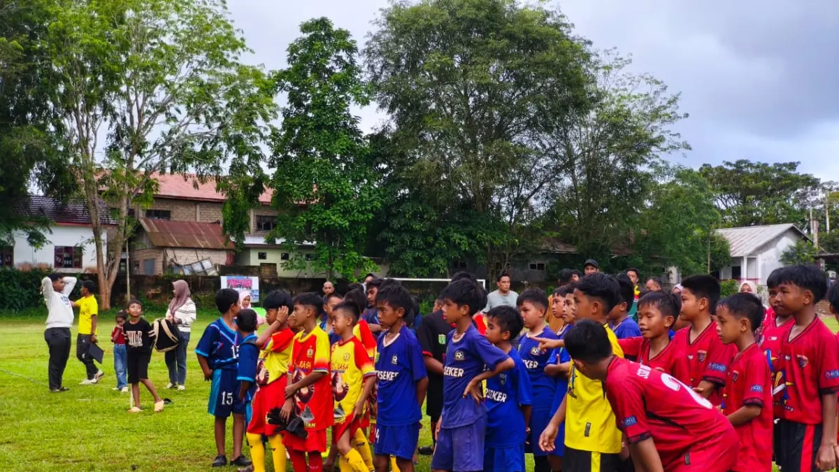 FESTIVAL SEPAK BOLA: Sejumlah pemain mengikuti Festival Sepak Bola Anak 7 vs 7 Piala Presiden 2026 regional Tanah Bumbu di Lapangan Batulicin Jaya. (Foto: Askab PSSI Tanah Bumbu)