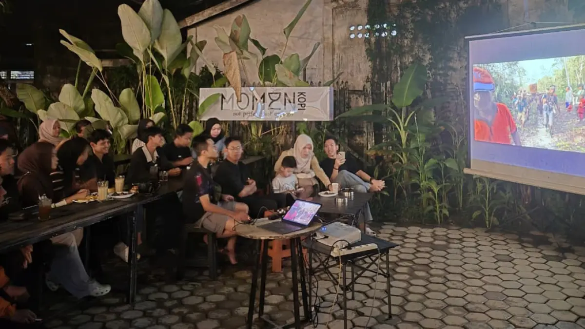 NONTON BARENG: Ratusan orang menonton film dokumenter "Pesta Babi" yang digelar di Momen Kopi Barabai, Sabtu (16/5/2026) malam.