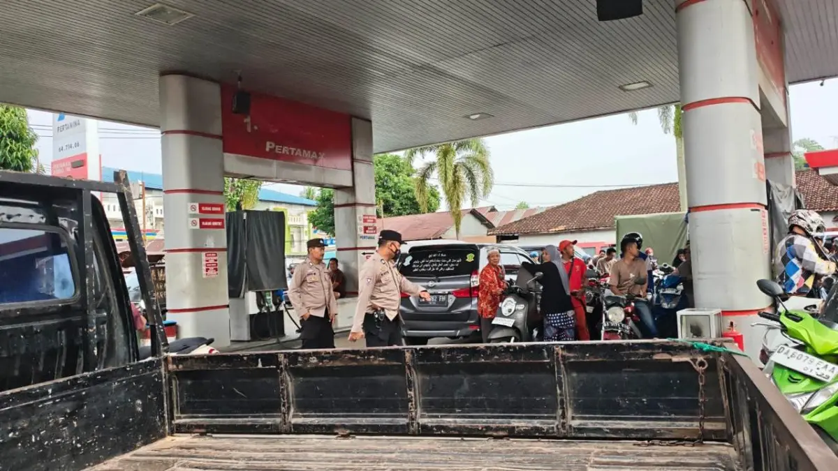 PANTAU: Personel Polres Hulu Sungai Utara melakukan pengawasan dan monitoring pendistribusian BBM di salah satu SPBU di Kabupaten HSU.