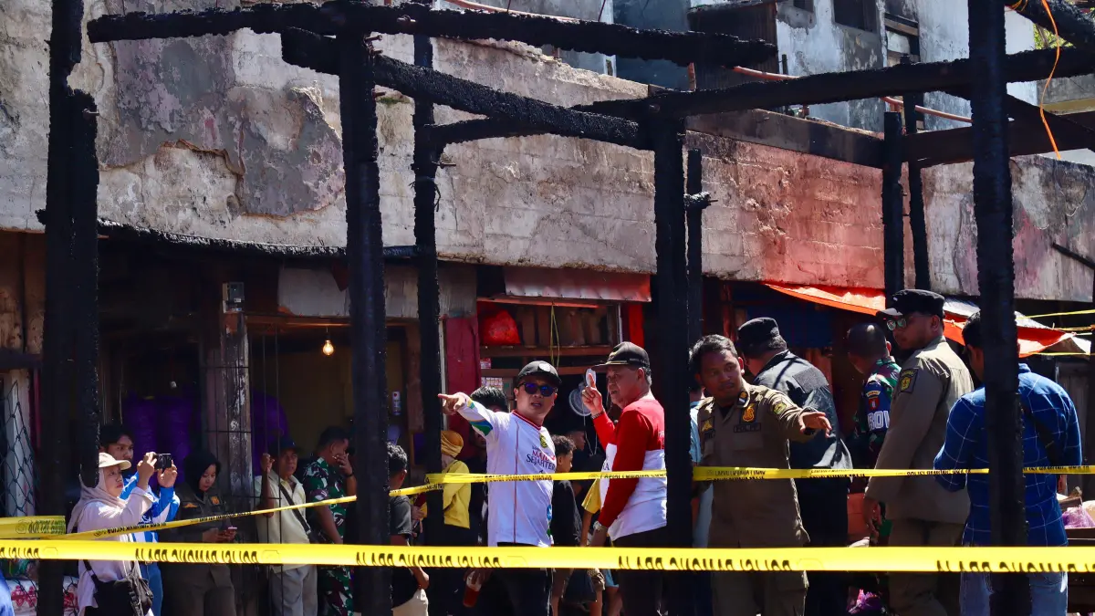 Perumda Pasar Kota Banjarmasin melakukan peninjauan sekaligus pemasangan garis Satpol PP di lokasi pascakebakaran Pasar Harum Manis yang dibangun ulang tanpa izin. (Perumda untuk Radar Banjarmasin).