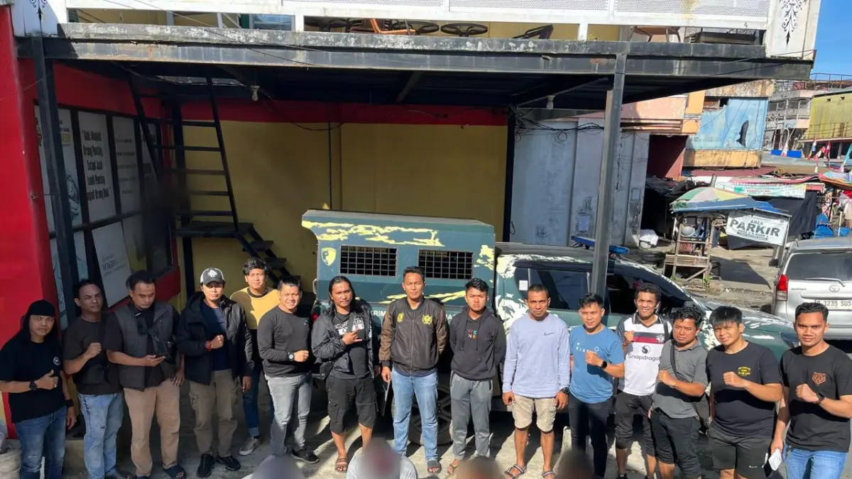 PREMANISME: Para terduga pelaku diamankan petugas gabungan Satreskrim Polresta Banjarmasin dan Resmob Ditreskrimum Polda Kalsel usai diduga melakukan pungutan liar di SPBU Basirih. (SATRESKRIM POLRESTA BJM UNTUK RADAR BANJARMASIN)&nbsp;
