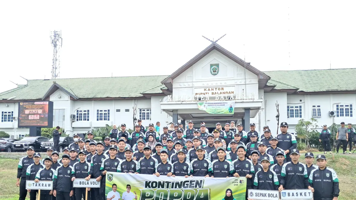 SIAP BERLAGA: Sejumlah atlet pelajar kontingen Kabupaten Balangan saat berfoto bersama menjelang keberangkatan mereka untuk berkompetisi di ajang POPDA Kalsel 2026 di Banjarmasin. (M Dirga/ Radar Banjarmasin)