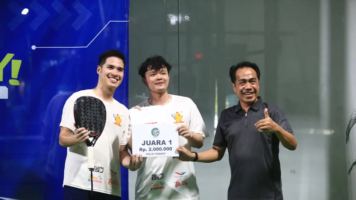 Pasangan juara GMC Plus Padel Tournament 2026, Andrew Julian Raslie dan Stephen dari tim PT Borneo Oto Sumber Sukses, berpose bersama dengan para juara usai mengalahkan Brizzi dengan skor 6-1 di partai final yang digelar di Green Garden Padel Banjarmasin, Minggu (17/5/2026). (M Idris Jian Sidik)