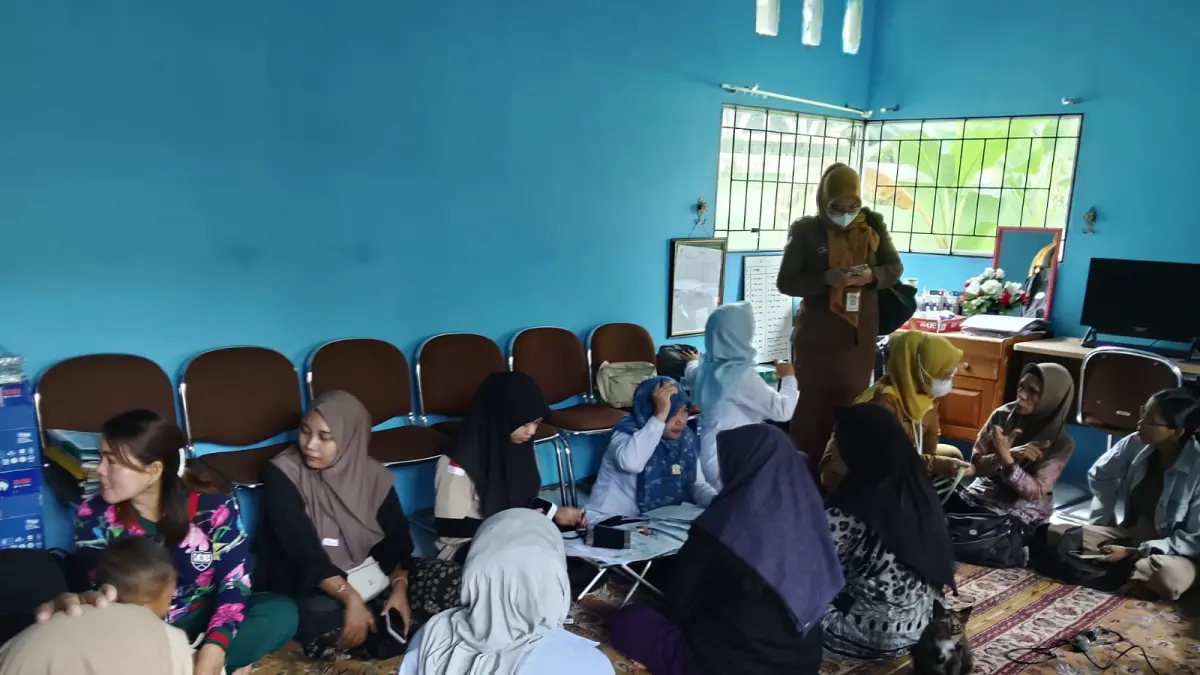 ANTUSIAS: Warga berbagai usia mengikuti pelayanan KB Bamara, mulai yang ingin ganti alat kontrasepsi, hingga baru pertama kali ikut program KB.(Foto: Endang Syarifuddin/Radar Banjarmasin)