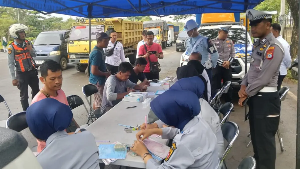 BERURUSAN: Petugas gabungan saat melakukan razia dadakan kepada para sopir truk di Jalan Trikora Banjarbaru. 