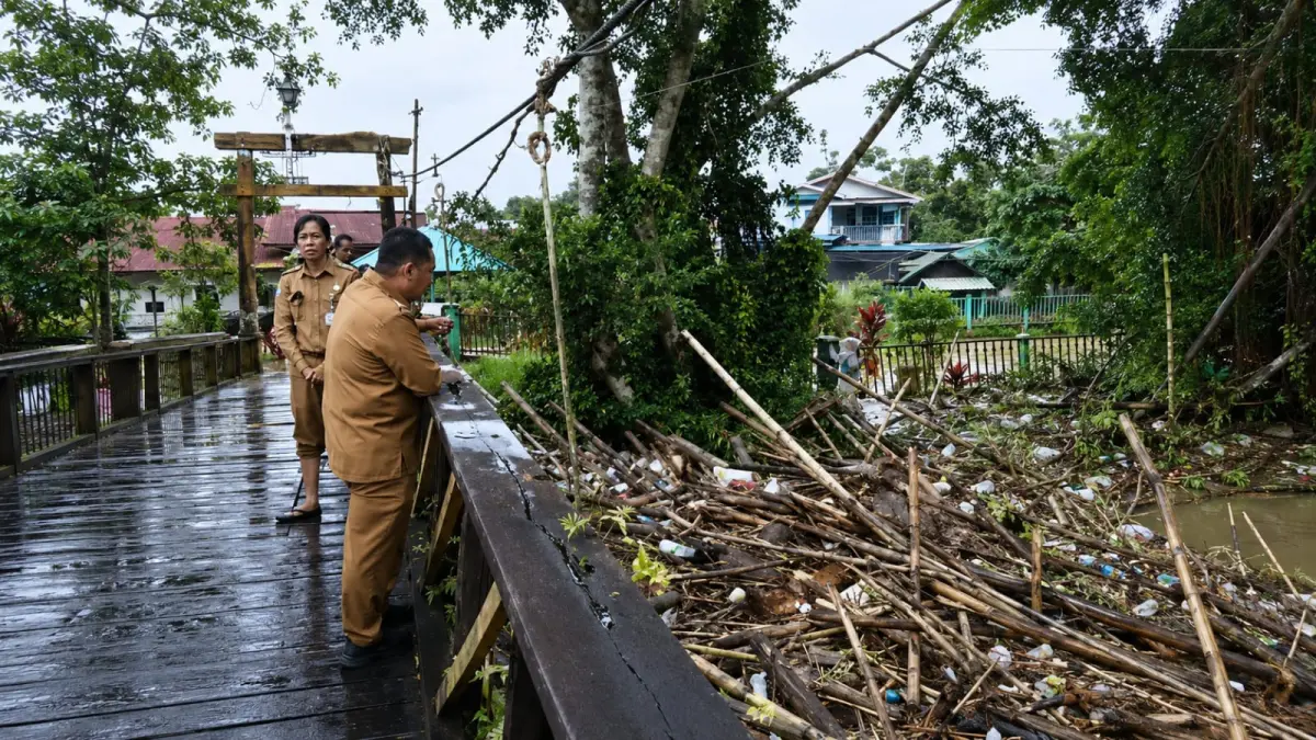 Bupati HST, Samsul Rizal turun langsung menginstruksikan penanganan sampah pohon di Sungai Barabai. (Warga untuk Radar Banjarmasin)