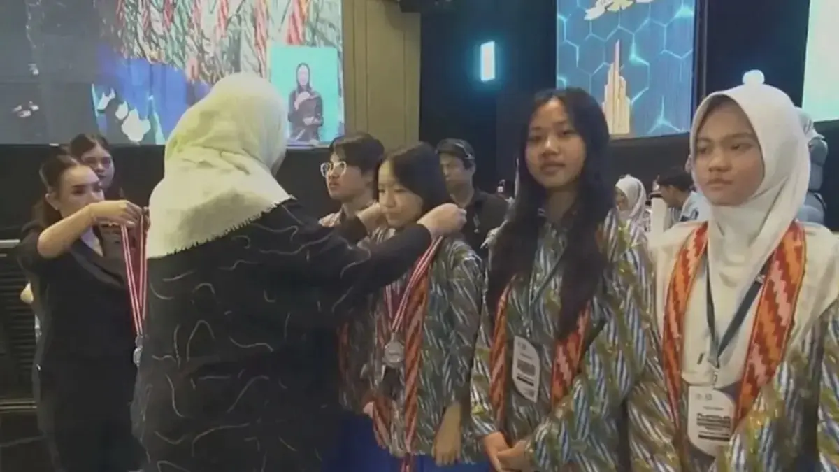 DIULANG: Pengalungan medali juara II pada Final LCC 4 Pilar MPR RI yang berlangsung di Pontianak, Sabtu (9/5). (Tangkapan layar YouTube MPR RI)