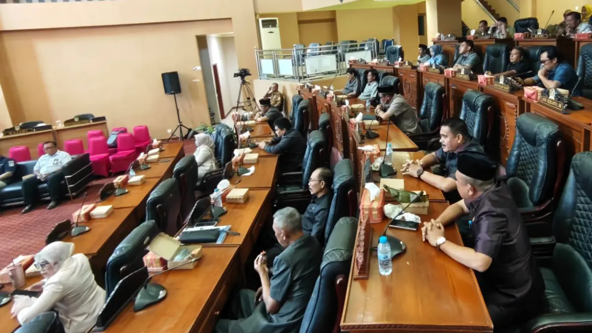 HADIR: Anggota DPRD Tanah Bumbu mengikuti rapat paripurna di gedung DPRD Tanah Bumbu, Batulicin.