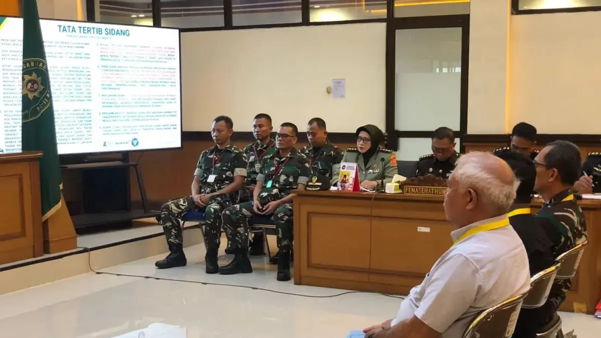 HADIRKAN SAKSI AHLI: Sidang perkara penyiraman air keras terhadap Wakil Koordinator KontraS Andrie Yunus berlanjut di Pengadilan Militer II-08 Jakarta. (Sahrul Yunizar/Jawa Pos)