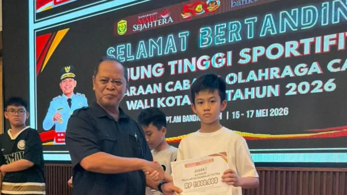 JUARA: Ketua Percasi Banjarmasin, Sudrajat, menyerahkan piagam penghargaan kepada Juara 1 kategori SD Putra, Hutamma Febrigio Abroqy.&nbsp;