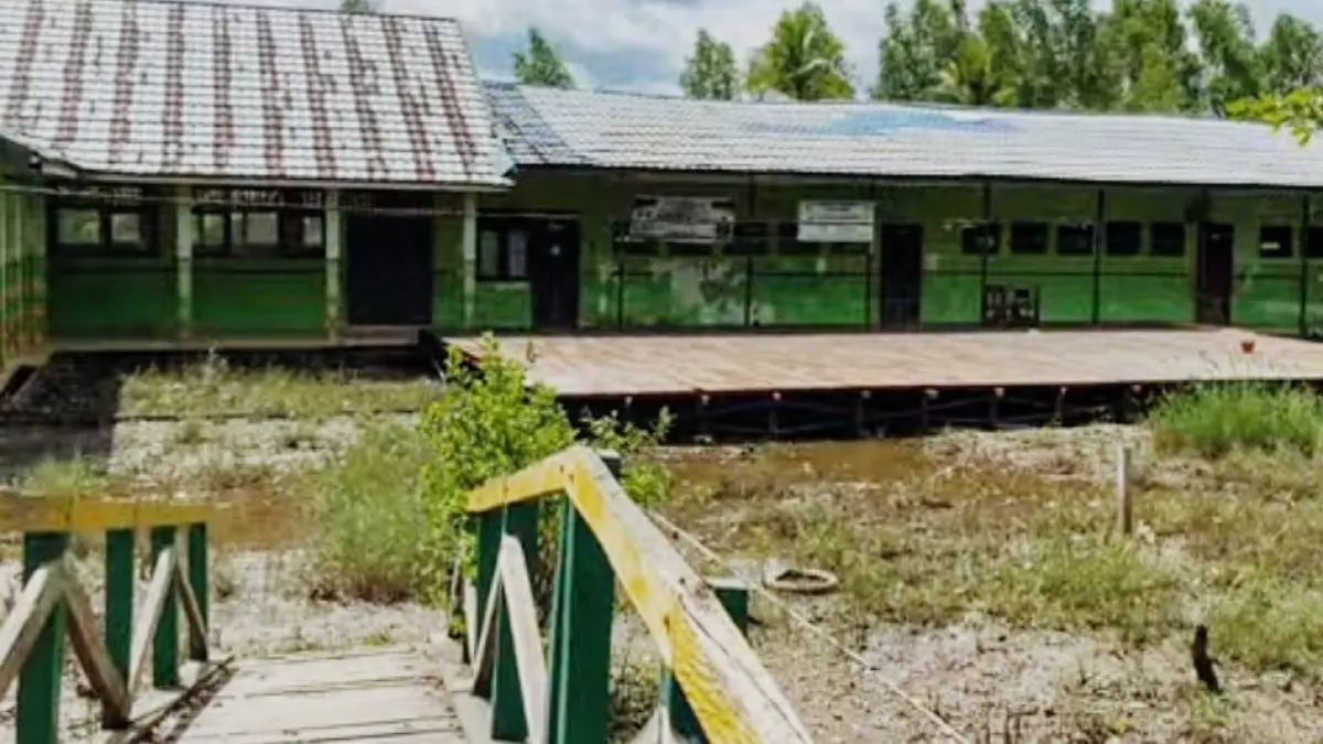 Kondisi akses jalan menuju SDN Basirih 10 Banjarmasin di kawasan Sungai Jelai masih rusak dan berlumpur. Hingga kini perbaikan jalan masih belum juga terealisasi.(Eka untuk Radar Banjarmasin)