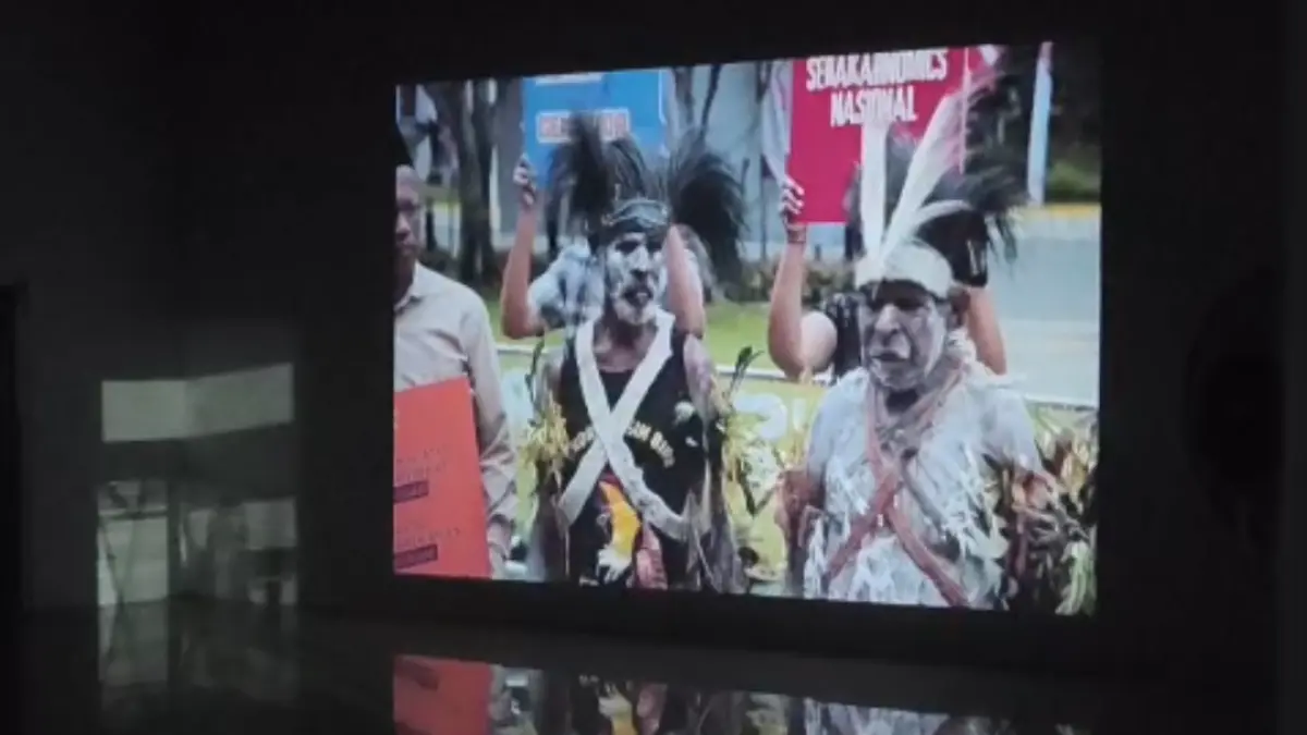 Mahasiswa menggellllar nonbar iskusi film dokumenter Pesta Babi  di Aula Kampus Haur Batu Paringin, Minggu (17/5/2026) malam.  (M Dirga/Radar Banjarmasin).