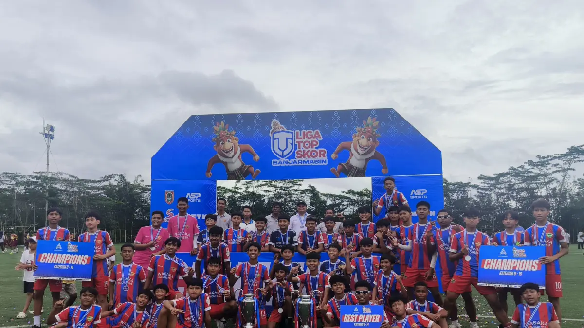 MERAYAKAN: Para pemain Wasaka Indonesia Academy merayakan gelar juara Liga TopSkor Banjarmasin 2026 kategori U16 bersama ofisial dan pelatih.&nbsp;