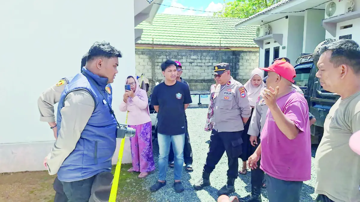 OLAH TKP: Pihak kepolisian saat melakukan olah TKP penemuan jasad bayi yang terkubur dangkal di Jalan Karang Anyar 3, Loktabat Utara, Banjarbaru Utara.&nbsp;
(POLRES BANJARBARU)&nbsp;