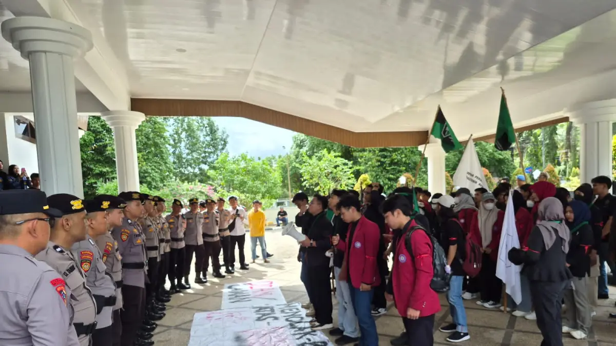 ORASI: Perwakilan mahasiswa dari BEM dan DPM Politeknik Negeri Tanah Laut (Politala), serta Himpunan Mahasiswa Islam (HMI) Tala menyampaikan aspirasi di DPRD Tala, senin (18/5/2026) siang.(Foto: Norsalim Yahya/Radar Banjarmasin)