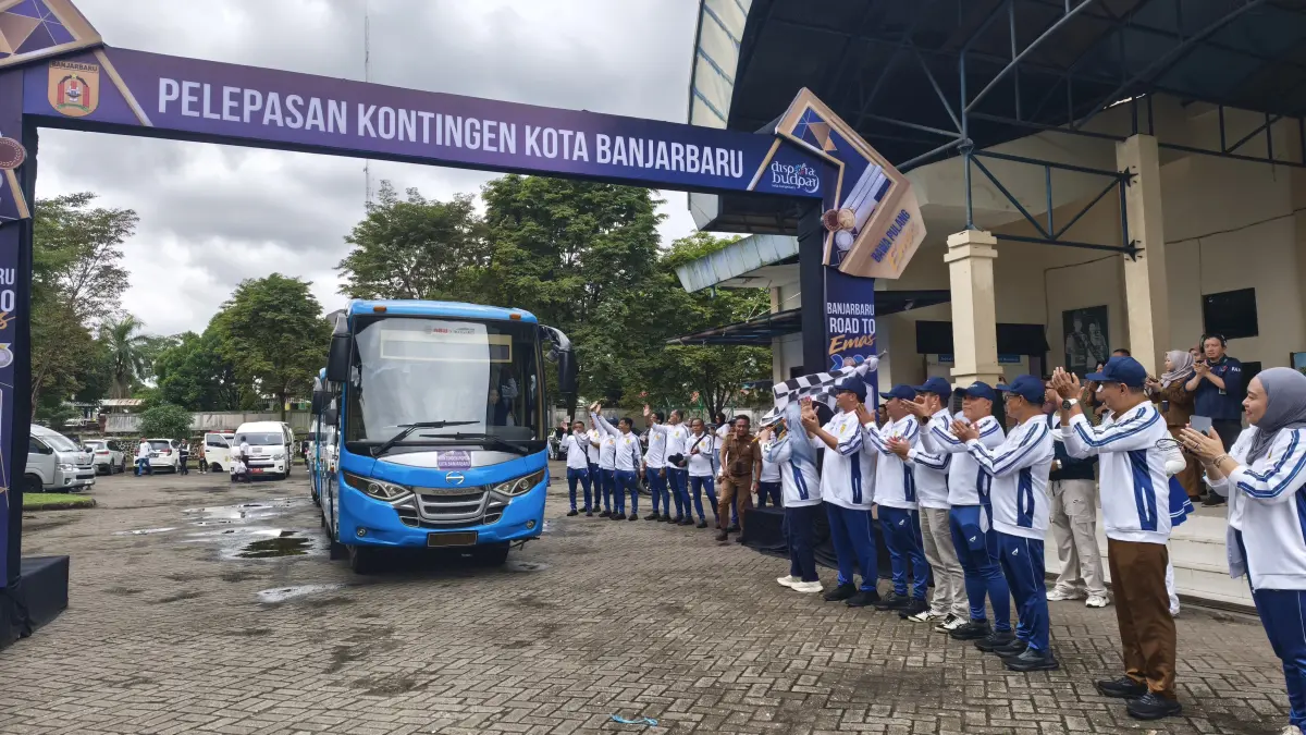 PELEPASAN: Suasana pelepasan kontingen Popda Banjarbaru. (Sheilla Farazela/Radar Banjarmasin)