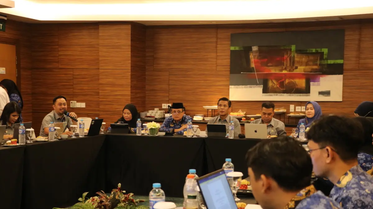 PENYELARASAN MATERI: Kanwil Kemenkum Kalsel menyerahkan hasil harmonisasi dua Ranperda Kabupaten Tala di Hotel G