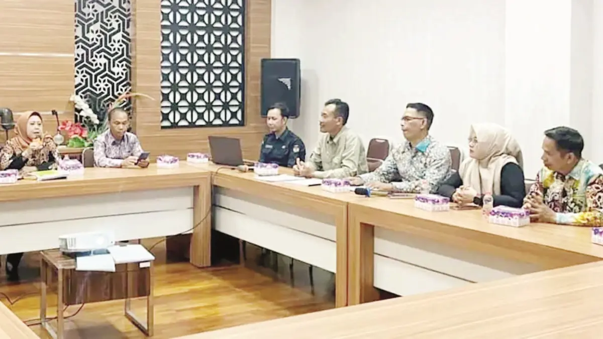 RAPERDA:Anggota Komisi I DPRD Batola Hendri Dyah Estinigrum ketika rapat bersama komisioner KPU Barito Kuala.