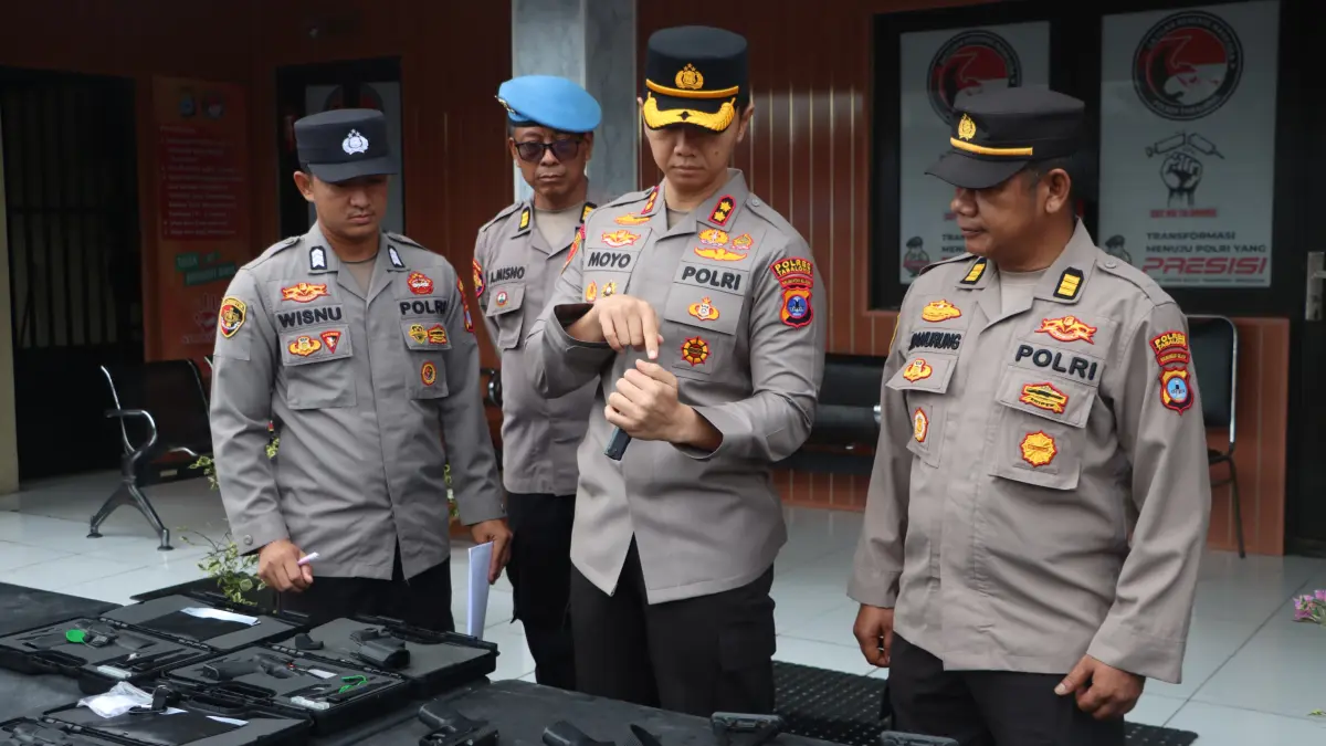 RAZIA: Kapolres Tabalong AKBP Wahyu Ismoyo Jayawardana memeriksa senjata api anggotanya. (Foto : Polres Tabalong untuk Radar Banjarmasin)